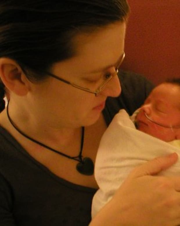 interacting-with-premature-infant-developmental-care-nicu