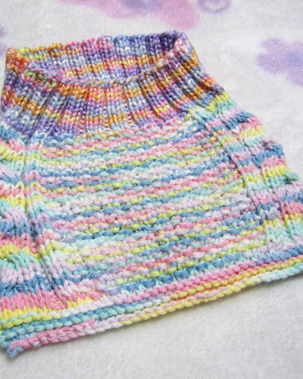 cable-stay-on-baby-bib-free-knitting-pattern