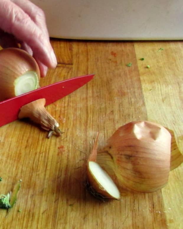 how-to-peel-onions-without-tears-get-the-smell-taste-off-chopping-board
