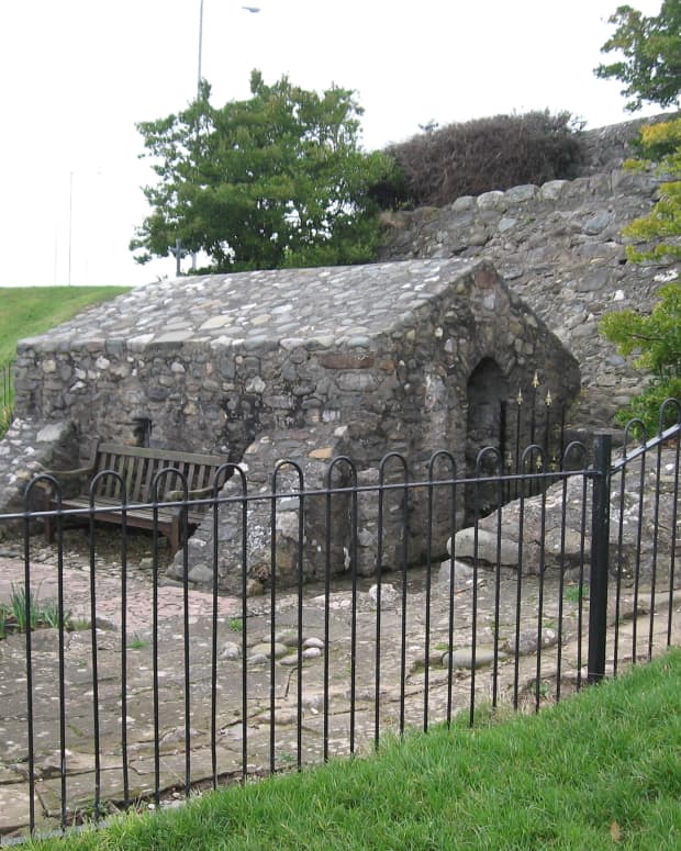 chapel-of-st-trillo-smallest-church-uk-wales-rhos-on-sea-britain-holy-well-llandrillo-yn-rhos-neigr-steam-boat-weir