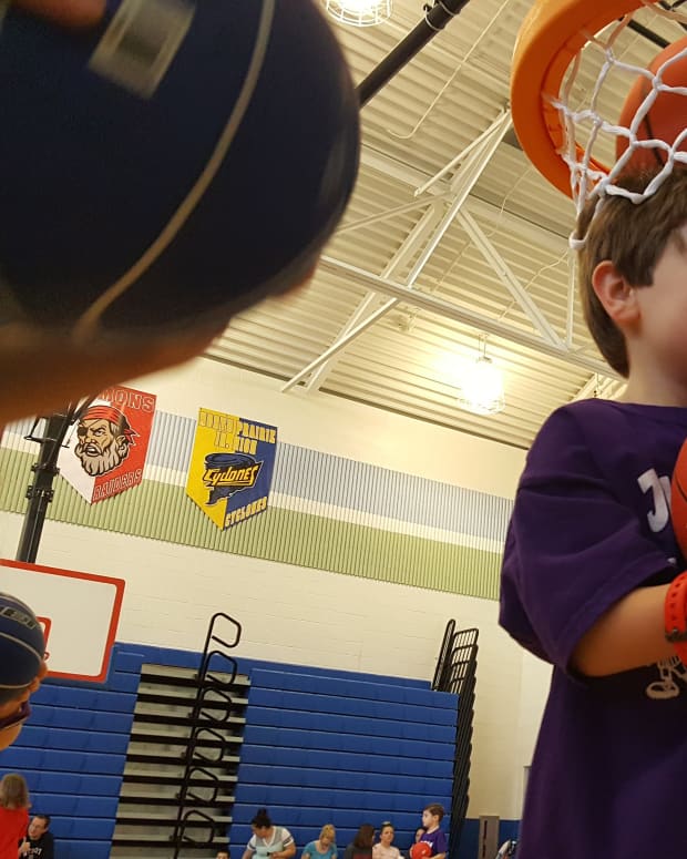 how-to-teach-young-children-to-pass-a-basketball
