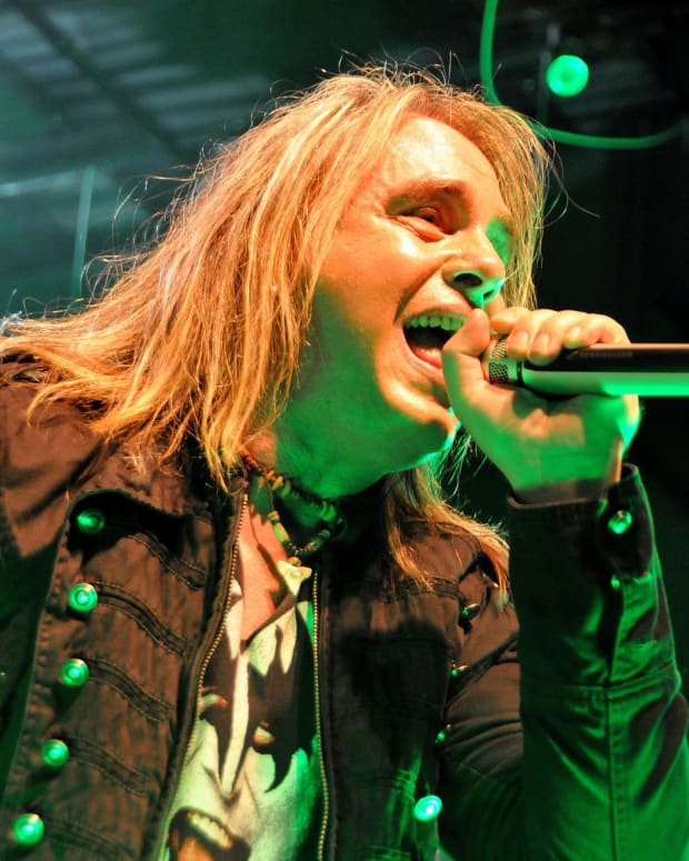 why-andi-deris-is-the-most-unique-and-underrated-vocalist-in-the-heavy-metal-genre