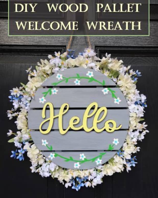 diy-craft-tutorial-how-to-make-a-welcome-wreath-from-a-wood-pallet