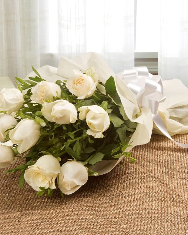 the-bouquet-of-white-roses