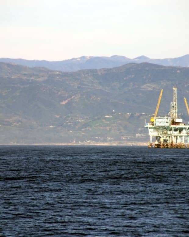 An offshore oil rig off the coast of Santa Barbara (photo courtesy of web_guy94301 on flickr)