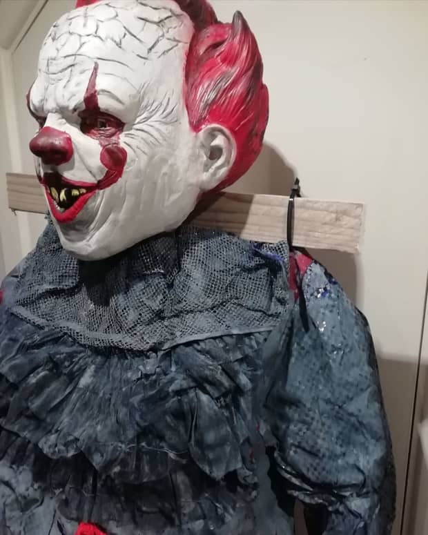 halloween-diy-decorations-how-to-make-a-pennywise-clown-from-the-movie-it-for-your-evil-halloween-yard-display-displays