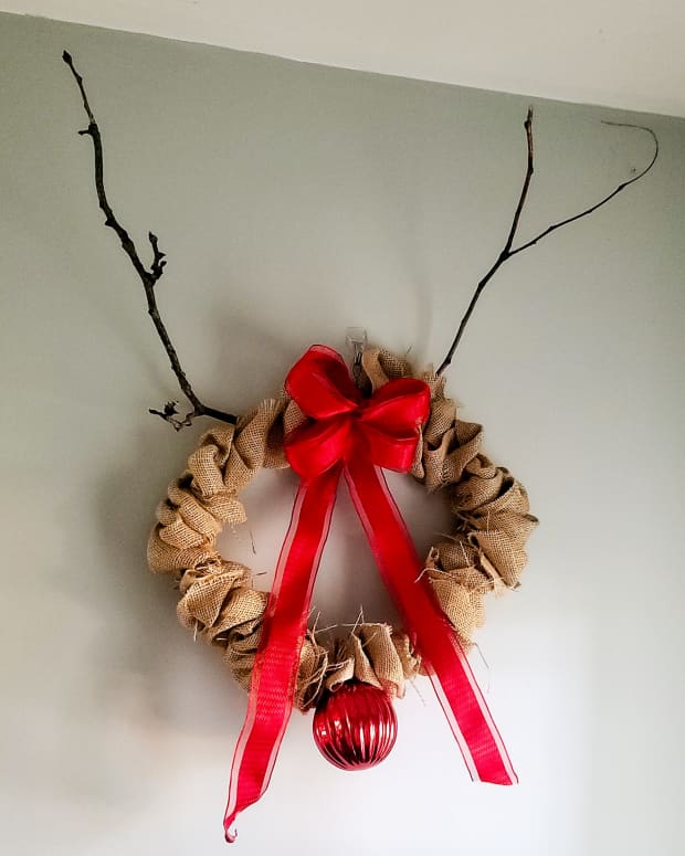 rustic-reindeer-wreath