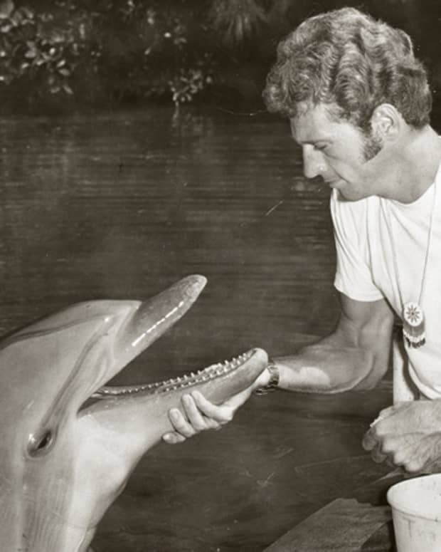 the-man-who-trained-flipper-now-fights-against-marine-mammal-captivity