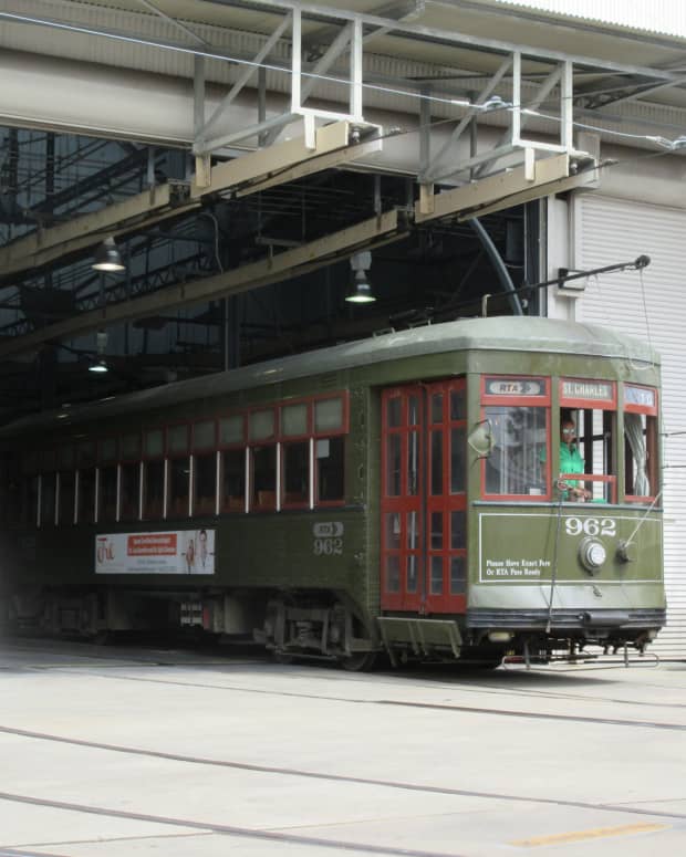 the-sights-and-sounds-of-a-new-orleans-streetcar
