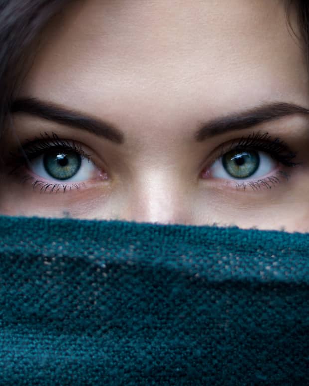 hidden-signs-that-a-girl-is-into-you-from-an-infjs-eyes