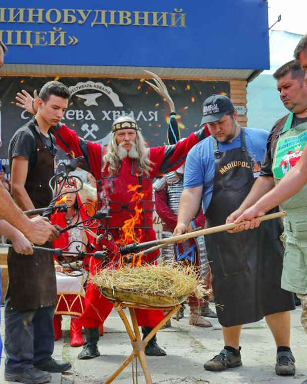 environmental-sculpture-in-berdiansk-the-blacksmith-olexander-shaposhnik