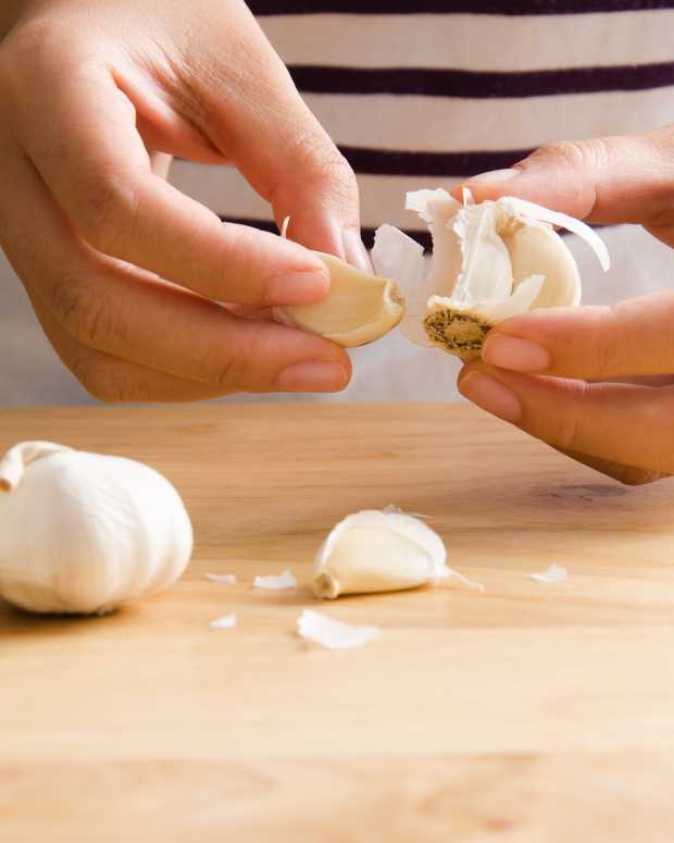 Man's Easy Hack for Peeling Garlic Is Outrageously Effective