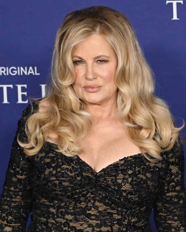 Jennifer Coolidge Shows Up to a Jennifer Coolidge Drag Night Like the Icon She Is - ReelRundown