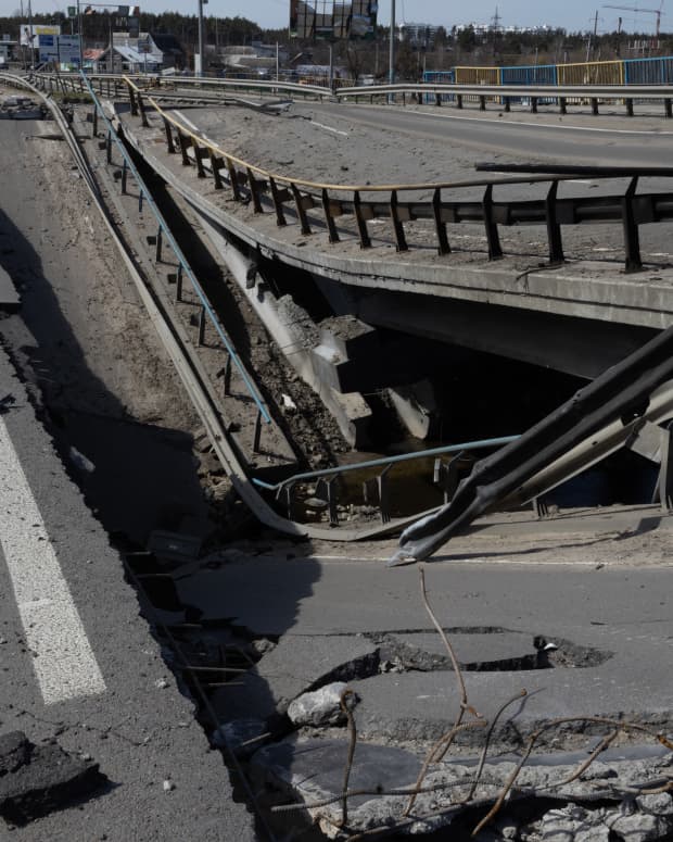 the-dire-consequences-of-failing-infrastructure-in-america＂>
                </picture>
                <div class=