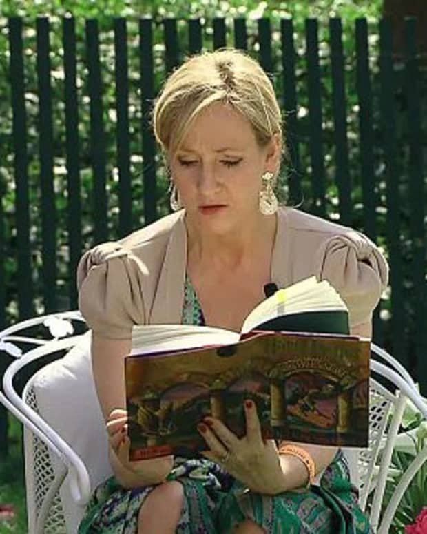 640px-J._K._Rowling_at_the_White_House_2010-04-05_9