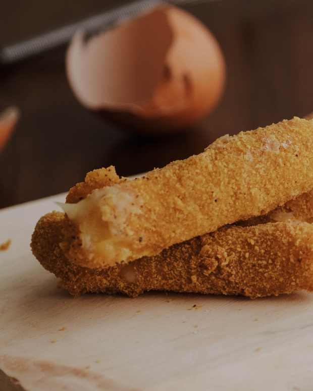 Wisconsin Restaurant's Massive Mozzarella Sticks Are Seriously No Joke Delishably News