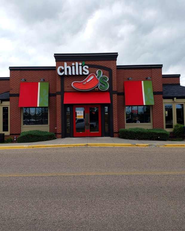 Bride Serves Chili's Food at Her Wedding Instead of Catering and It's