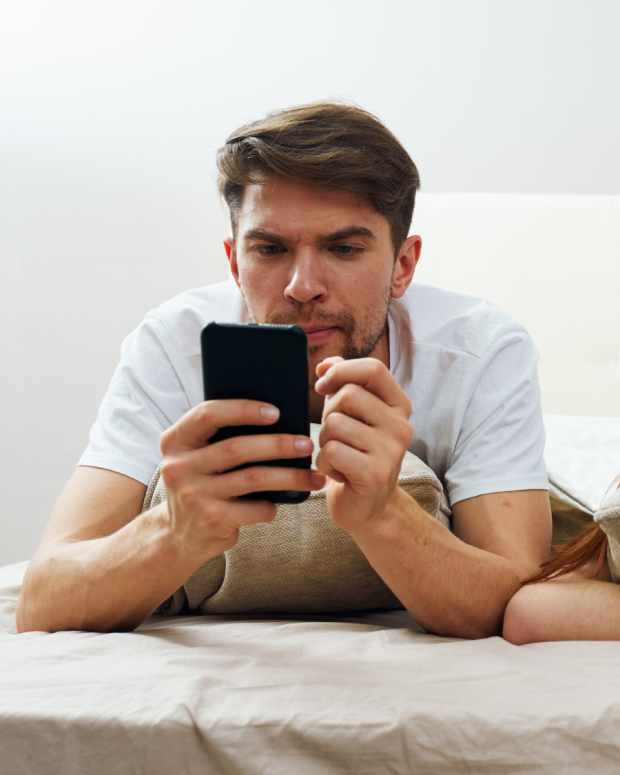 17 Signs Your Guy Is Losing Interest in You PairedLife