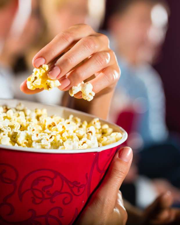 Simple Hack for Making Homemade Microwave Popcorn Is a Must for Movie