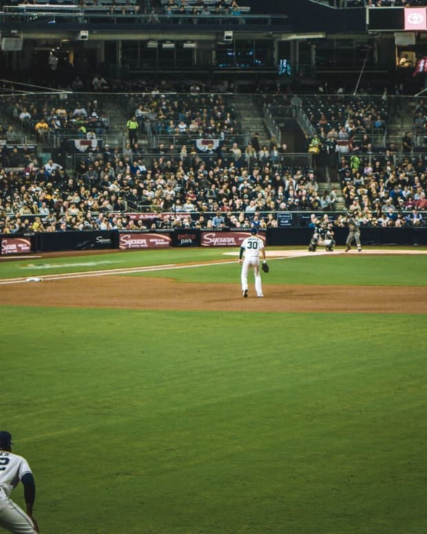 Take me out to the ballgame ⚾️🌭 Our first baseball game was so