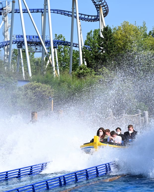 theme park water ride