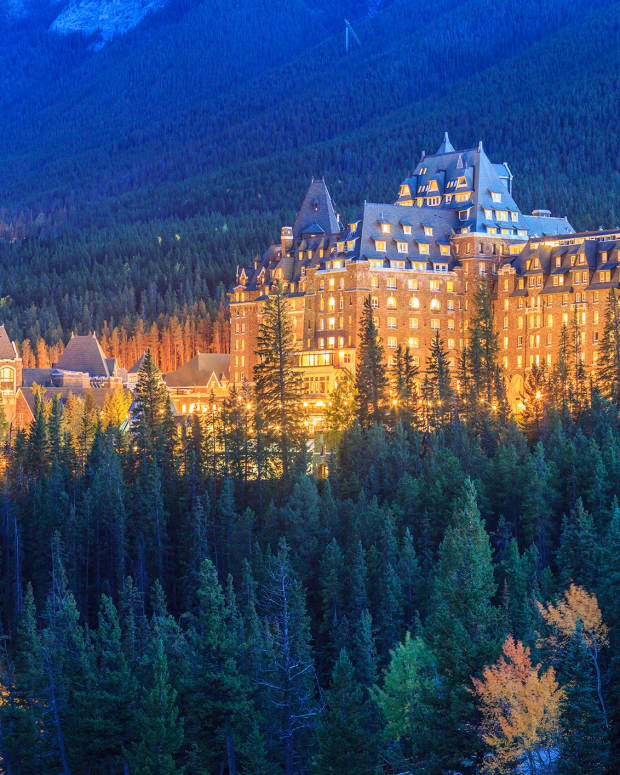 A shot of the Fairmont Banff Springs resort at night
