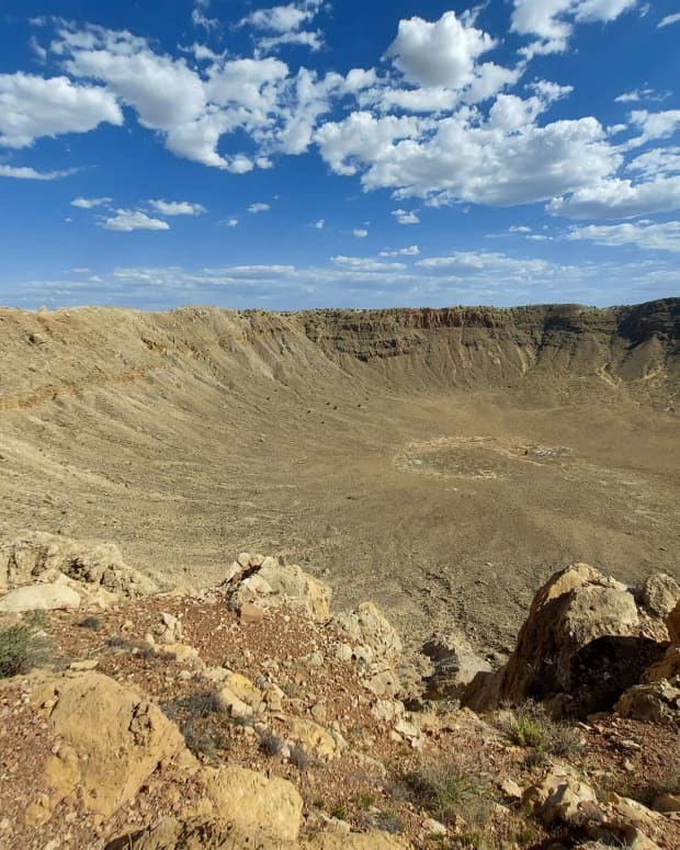 visiting-meteor-crater-in-northern-arizona