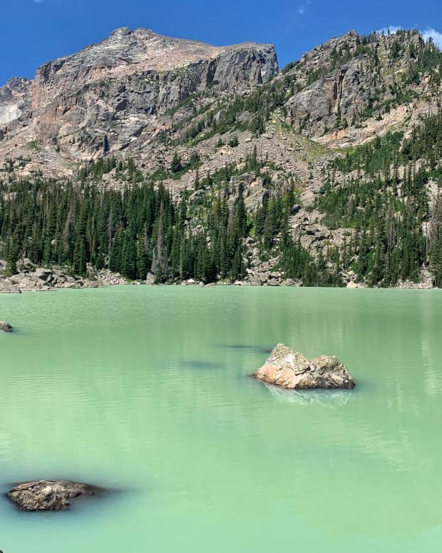 Photo of Lake Haiyaha in Colorado undergoing a phenomenon that turns its waters milky green