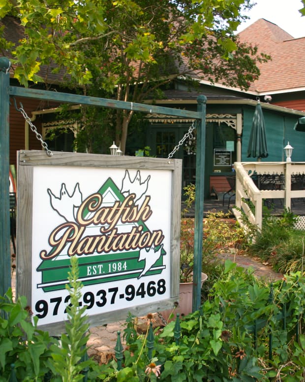 Exterior photo of the now-closed Catfish Plantation haunted restaurant in Waxahachie, Texas