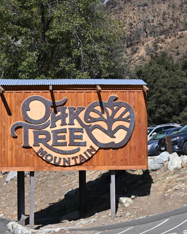 Front entrance sign for Oak Tree Mountain family fun park in Oak Glen, California