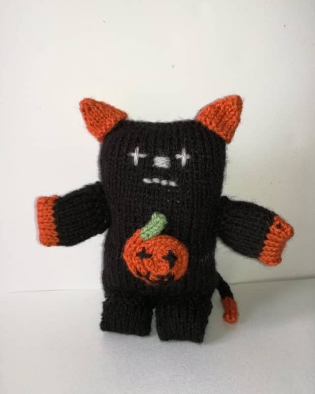 knitted-halloween-cat-with-pattern