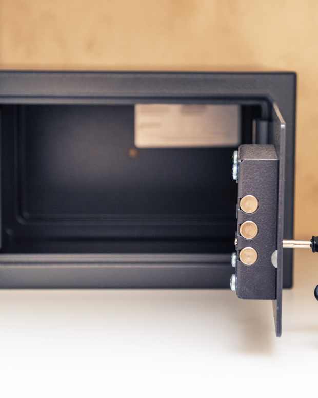 Man's Warning About the Reality of Hotel Safes Is Too Important to Ignore WanderWisdom News