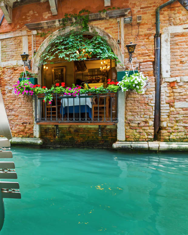 Woman's Visit to the 'Oldest Cafe in the World' in Venice Is Nothing ...