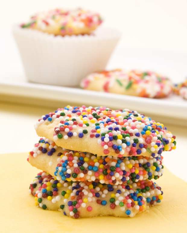 Easy Recipe for 'Rolo Cookie Cups' Will Be the Hit of Holiday Cookie Exchanges Delishably News