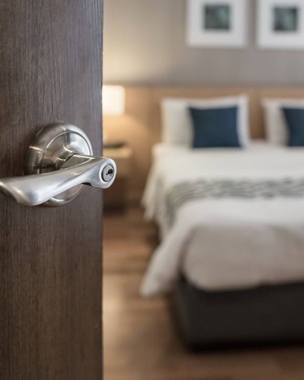 Flight Attendant s Nifty Hotel Door Safety Hack Is A Total Must Try flight-attendant-s-nifty-hotel-door-safety-hack-is-a-total-must-try