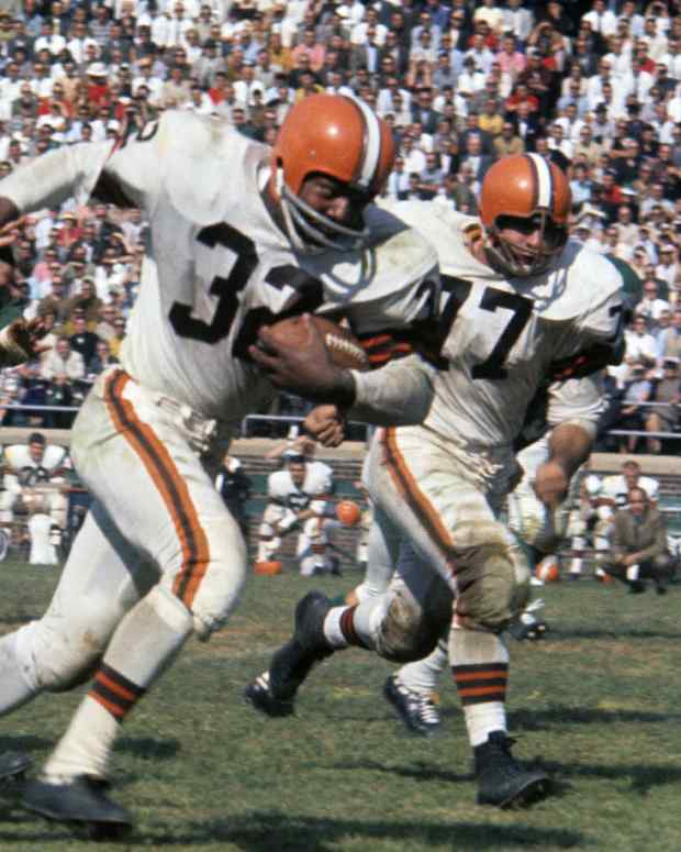 remembering-jim-brown-the-nfl-greatest-running-back-ever