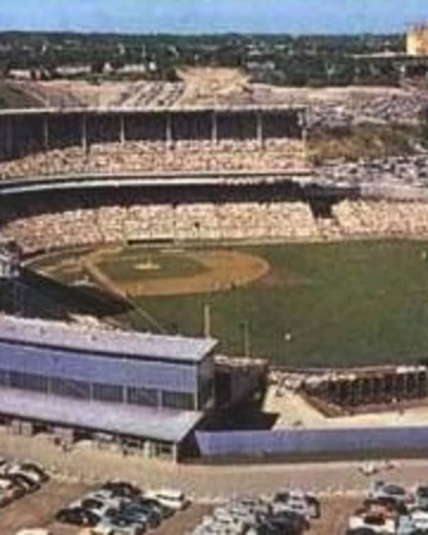 watching-braves-baseball-games-at-milwaukee-county-stadium-in-the-1950s