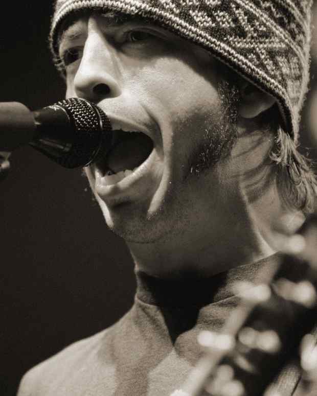 a-review-of-the-first-foo-fighters-album-released-in-1995-featuring-the-voice-of-dave-grohl