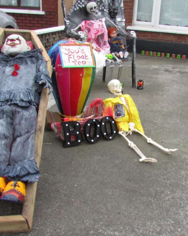 How To Build A Coffin For A Halloween Skeleton Display Holidappy 