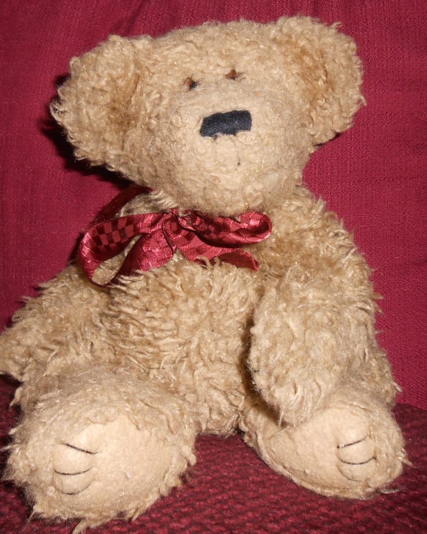 How To Find Out How Old An Antique Teddy Bear Is Hobbylark Games And Hobbies - bear sam roblox bear alpha plush