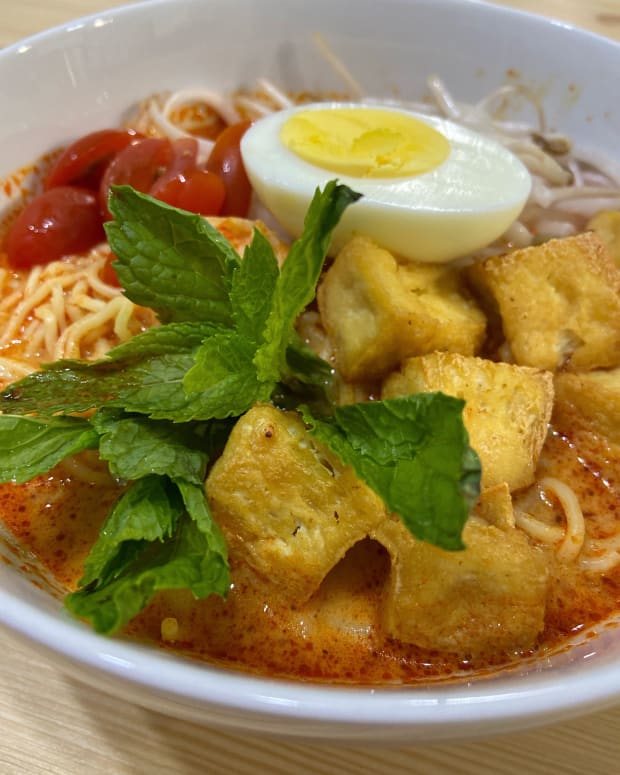 Simple Mee Kari or Curry Mee Recipe Using Instant Noodles - Delishably ...