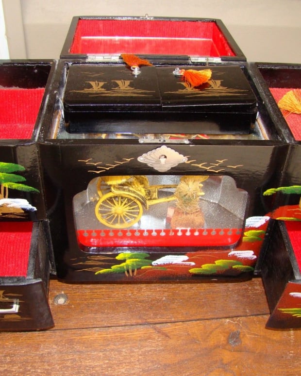-japanese-black-lacquer-jewelry-boxs-that-play-music