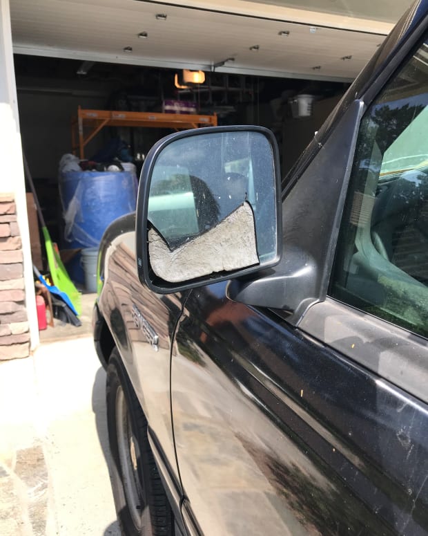 how-to-change-a-car-mirror“>
                </picture>
                <div class=