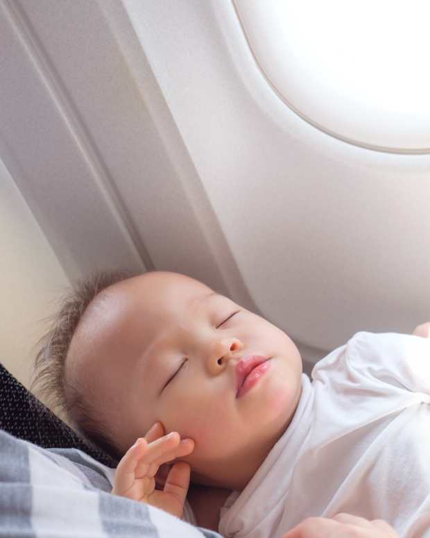 Guy Goes Viral for Getting Strangers on a Train to Help with His