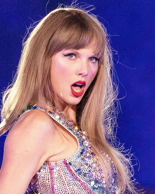 Woman’s Family Is Impressed After Showing Them Proof That Taylor Swift ...