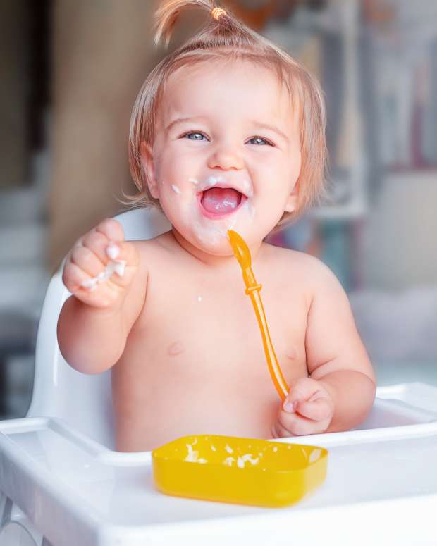 Street Performer Enlists Help of Toddler to Play Song on the Piano and