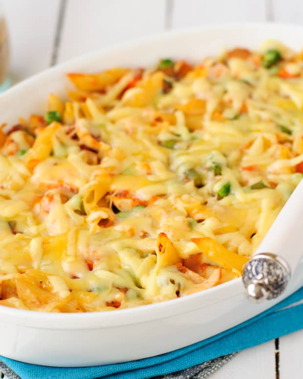 4-Ingredient 'Dump and Bake Pizza Casserole' Is Downright Incredible ...