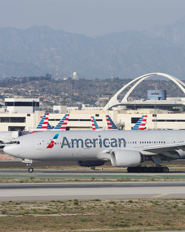 video-of-american-airlines-gate-agent-communicating-with-passenger-in