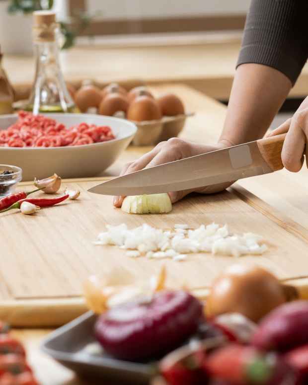 Chef's Video on 'How to Dice an Onion Like a Pro' Is a Major Can'tMiss