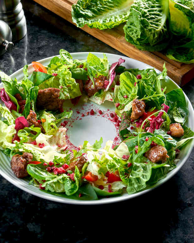 MomtoBe Tries Famous 'LaborInducing' Salad and People Are on the